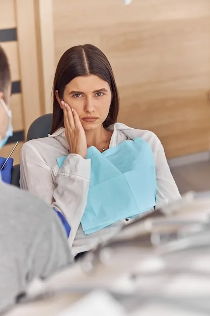 Paciente con dolor intenso esperando recibir una atención de urgencia dental